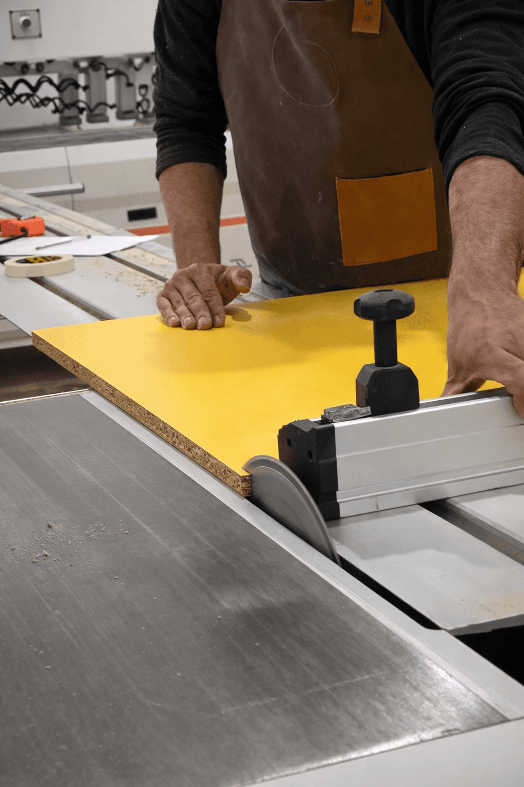 Artisan à la scie à panneaux — découpe sur mesure