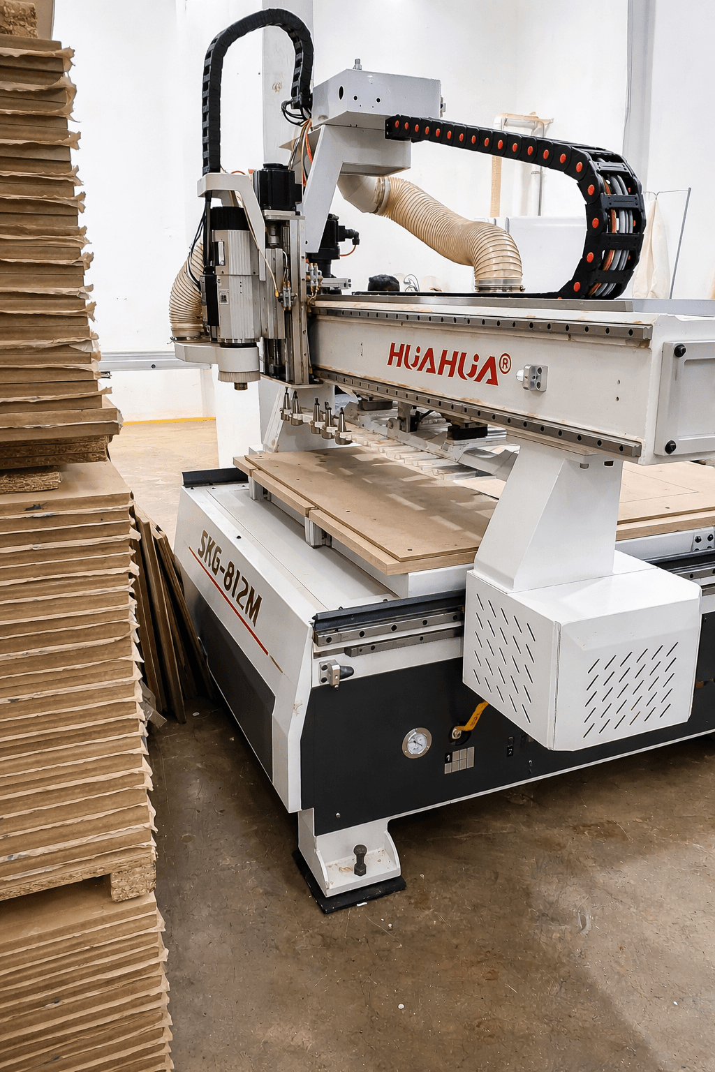 CNC en action — découpe de panneaux MDF