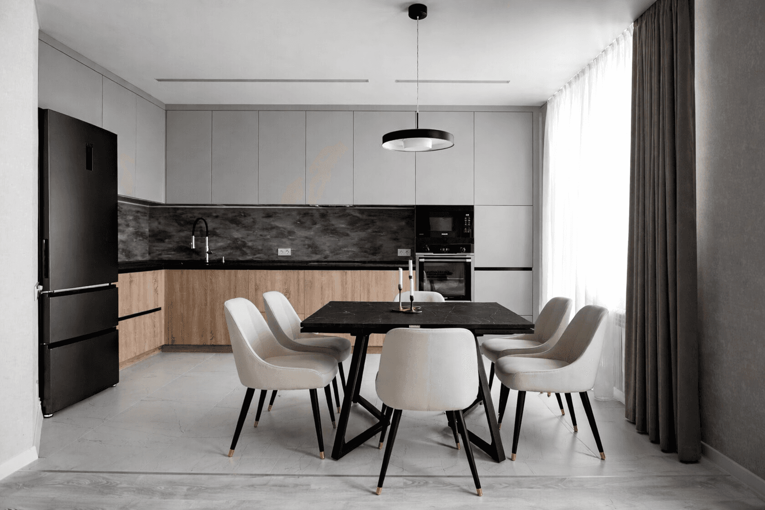 Cuisine sombre bois et noir avec coin repas — ArtMood Tanger