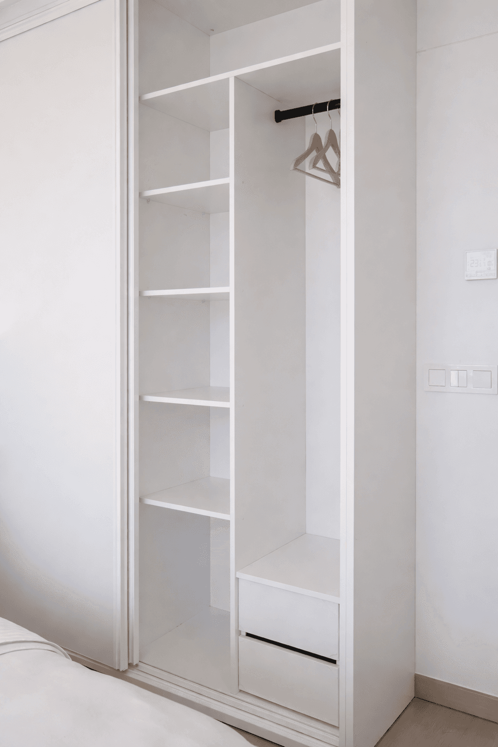 Placard blanc penderie ouverte — ArtMood Tanger